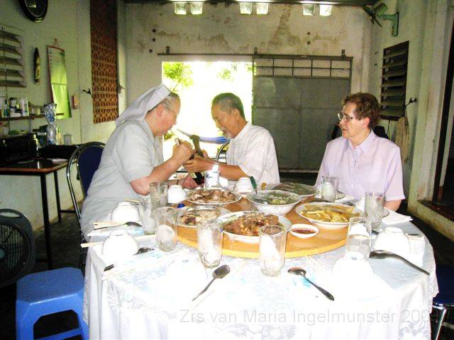 0180 in het huis van Pr. Hung, oom van Zr. Maria Oanh.jpg